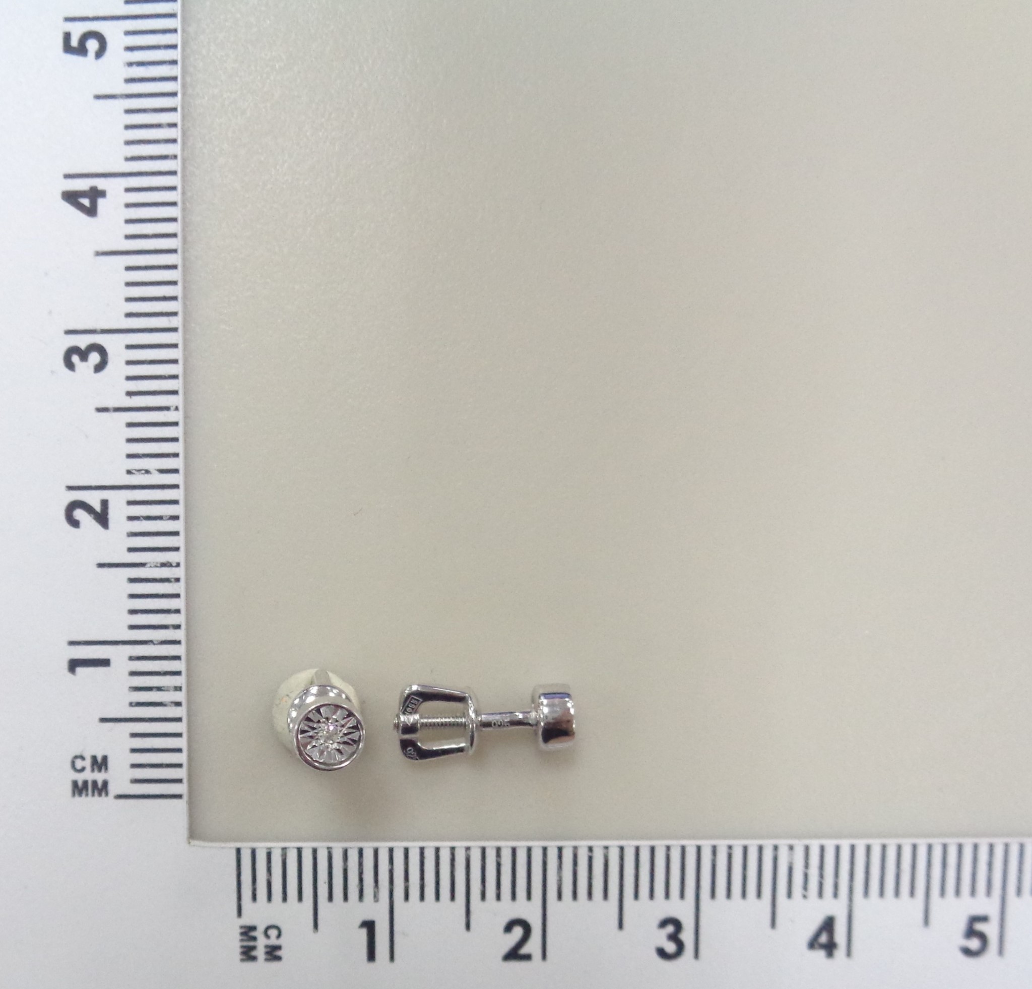 Серебряные серьги-пусеты с бриллиантами